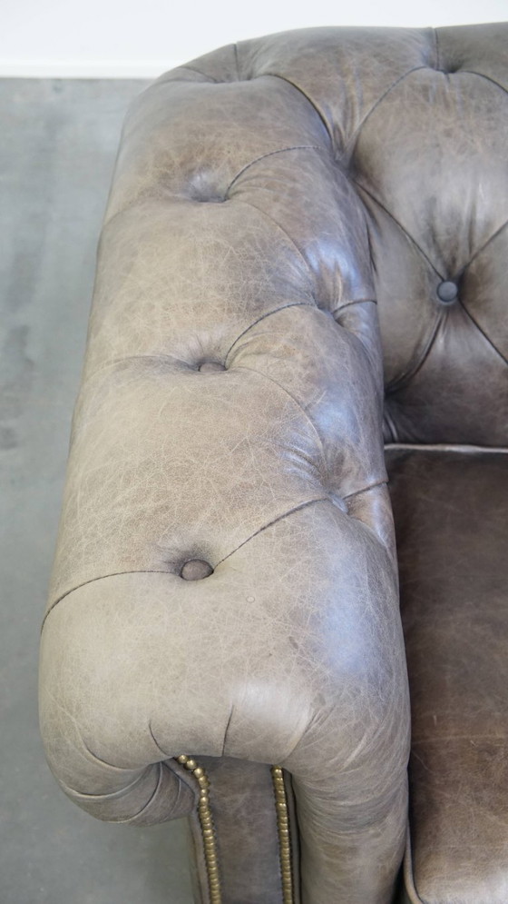 Image 1 of Grijze rundleren chesterfield clubfauteuil in Engelse stijl op wieltjes