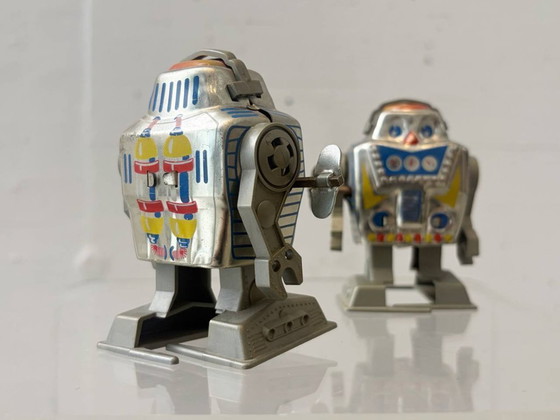Image 1 of Set di 2 robot argentati a carica manuale, prodotti da Yon, Giappone, anni '60.