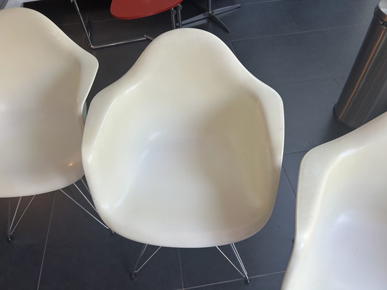 Image 1 of 4 Vitra Eams stoelen