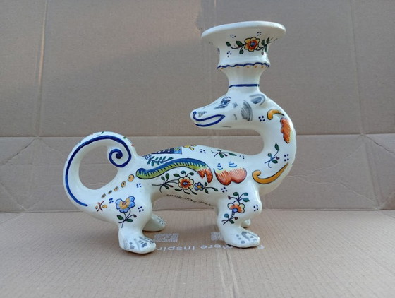 Image 1 of 2 bougeoirs anciens en faïence française – Dragon & Salamandre (ca. 1900, Rouen/Desvres)