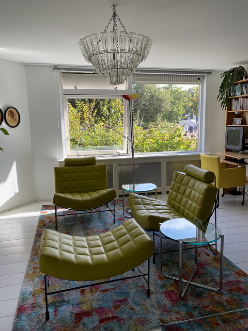 Dos sillones Leolux Volare con reposapiés