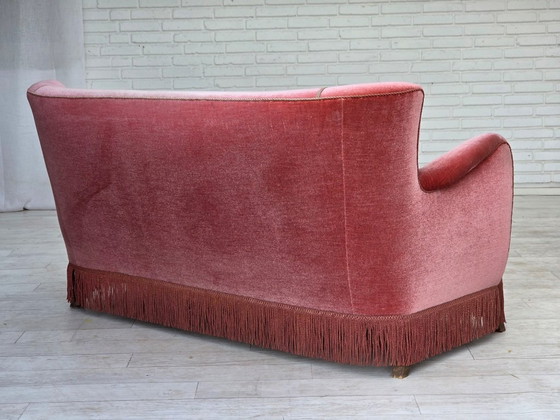 Image 1 of Sofá danés de 2 plazas de la década de 1970, tapizado en terciopelo rosa salmón y madera de roble.