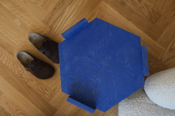 Mesa auxiliar hexagonal a medida / Mesita de noche – Madera azul cobalto – Dina De Pauw, Mesas auxiliares (photo 2 of 5)