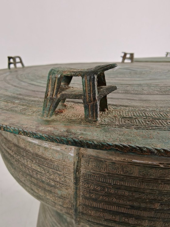 Image 1 of Grand tambour de pluie en bronze d'Asie du Sud-Est (vendu séparément)