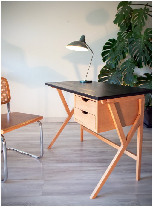 Escritorio vintage de los años 60-70, roble claro, en excelente estado.