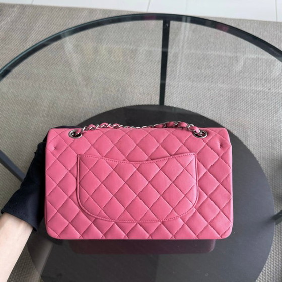 Image 1 of Borsa Chanel Classic Flap Medium - 25 cm in pelle di agnello trapuntata rosa chiaro con finiture argentate, serie 16