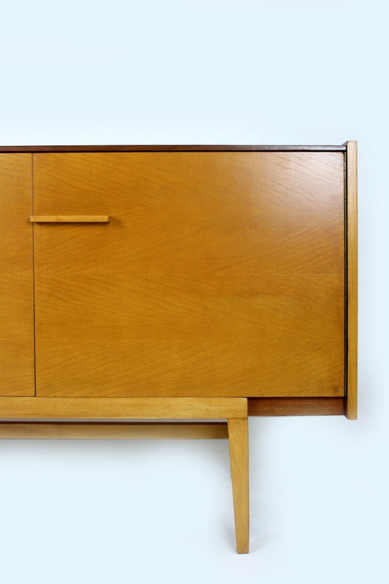 Credenza Mid-Century Modern restaurata in mogano e frassino di UP Zavody, anni '60 – Credenze, Wood (photo 4 of 24)