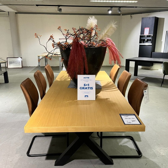 Image 1 of skip Cross eettafel