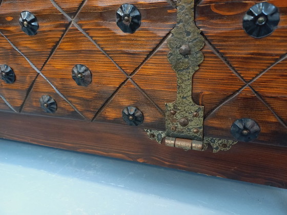 Image 1 of Een laag, brutalistisch dressoir van Georges Robert, gemaakt van donker grenenhout, uit de jaren 50/60.