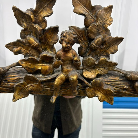 Image 1 of Antieke vergulde spiegel, cherubijn en eikenblad decoratie