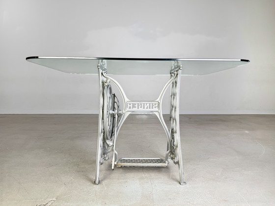 Image 1 of Midcentury eettafel glazen tafel Singer naaimachines gietijzer uniek stuk