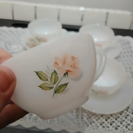 Lot romantique de 4 tasses à café Arcopal et sacs de base avec roses rouges