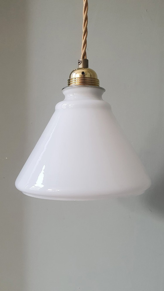 Image 1 of Lampada a sospensione vintage in vetro opalino bianco a forma di imbuto decorativo