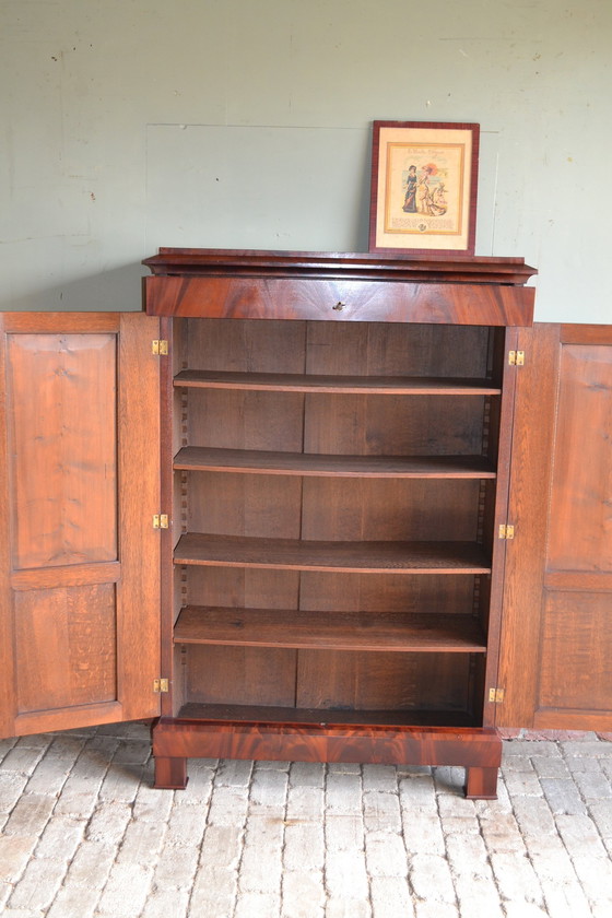 Image 1 of Hermoso armario antiguo de madera de caoba para niña con puertas espejadas