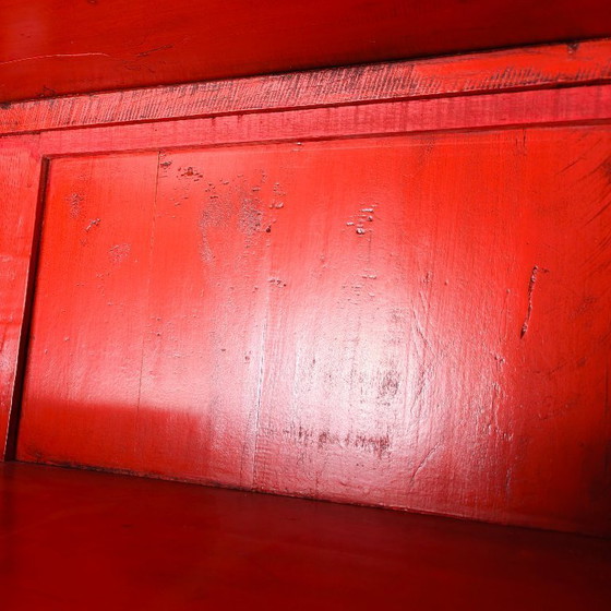 Image 1 of Gran vitrina/librería abierta china antigua con laca roja en el interior.