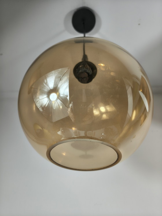 Image 1 of Lampada a sospensione a sfera in vetro color ambra champagne