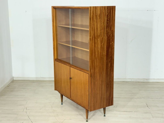 Image 1 of Pièce classique du design de 1966 : vitrine haute en placage noyer élégant / Vitrine vintage / Meuble de salon style Mid-Century