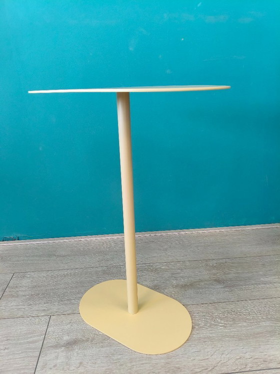 Image 1 of Table d'appoint moderne en métal jaune pastel