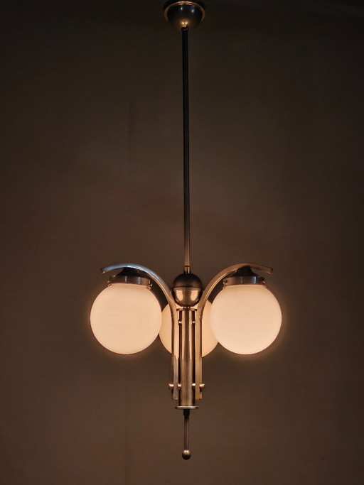Art Deco kroonluchter uit de jaren 30 van nikkel met opaalglazen bollen.