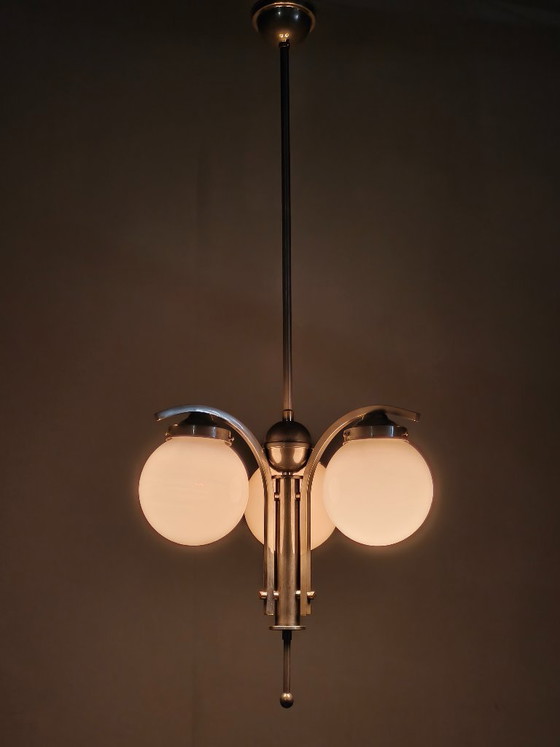 Image 1 of Art Deco kroonluchter uit de jaren 30 van nikkel met opaalglazen bollen.