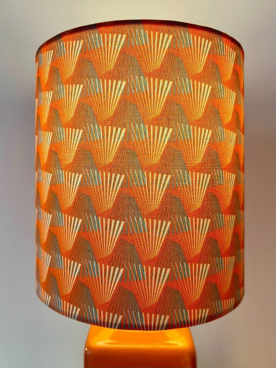 Image 1 of Een haardvaas van West-Duits aardewerk (jaren 60/70) omgetoverd tot een upcycled vaaslamp.