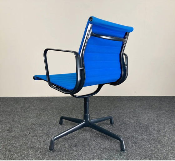 Image 1 of Sedia Vitra EA208 in alluminio – Charles & Ray Eames
