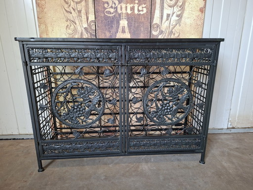 Casier à vin en métal, buffet, capacité 54 bouteilles, dimensions 106x36cm et 77cm de hauteur.