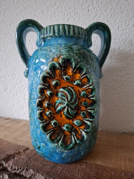 Striking vase in shape and colours