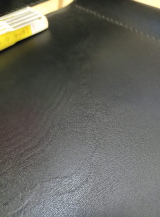 Image 1 of Poltrone Knoll Wassily B3 in pelle nera di Marcel Breuer