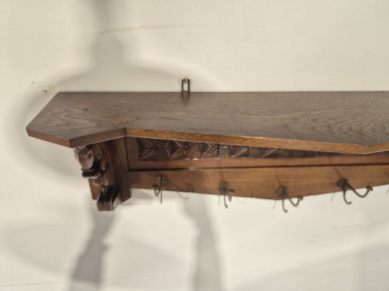 Image 1 of Perchero de pared Art Déco de roble con adornos de ardillas.