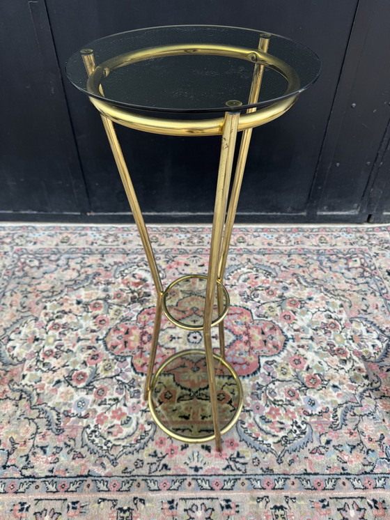 Image 1 of Mesa de pedestal trípode dorada de la década de 1970 con vidrio ahumado
