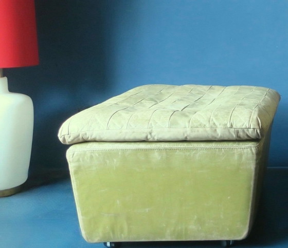 Patchwork olijfgroene leren fauteuil en voetenbank van Laauser, jaren 70. – Leather (photo 7 of 11)