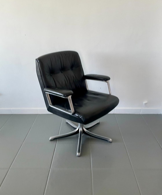 Image 1 of Poltrona modello P126, disegnata da Osvaldo Borsani per la prestigiosa azienda italiana Tecno S.p.A. nel 1966.