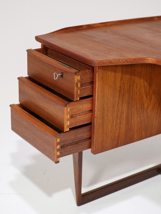 Image 1 of Freistehender Schreibtisch „Boomerang“ von Peter Løvig Nilsen