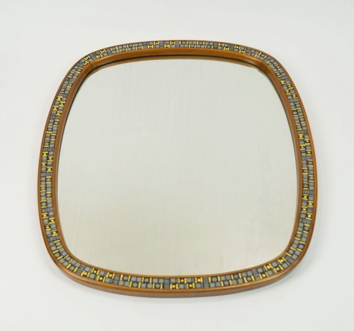 Très beau et rare miroir moderne des années 1950, orné d'une mosaïque et encadré en bois de cerisier.