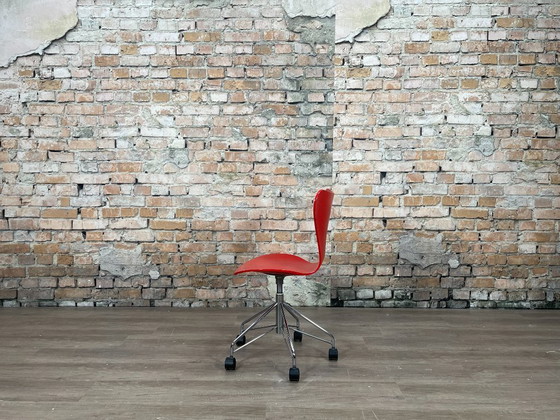 Image 1 of Fritz Hansen Butterfly red