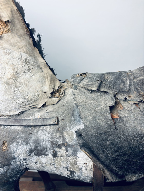 Image 1 of Antico cavallo da tiro in legno su slitta con rivestimento in tessuto e pelle – circa fine XIX/inizio XX secolo