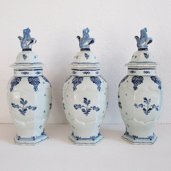 Image 1 of 3 antieke Delfts blauwe vazen met deksel uit 1922 Porceleyne Fles
