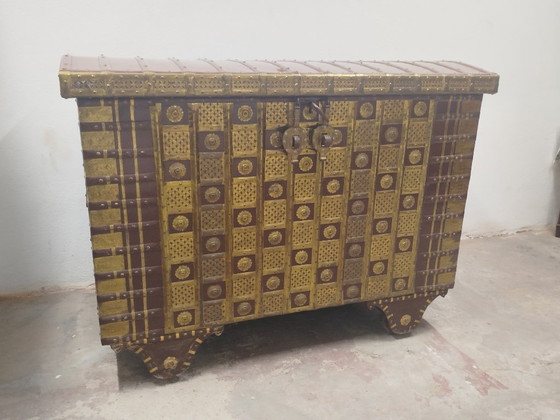 Beautiful XXL Indian dowry chest with hammered copper details – Storage cabinet, Metal, Wood (photo 5 of 17)