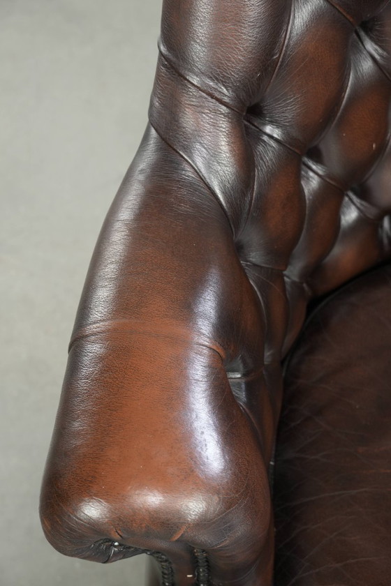Image 1 of Silla de oficina Chesterfield antigua de piel de vaca marrón con ruedas, de lujoso estilo inglés.