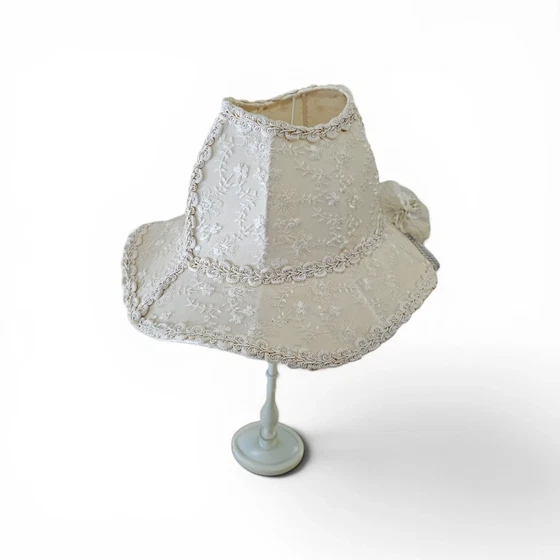 2 x Lampade barocche con forma unica a cappello, realizzate in pizzo e decorate con un grande fiore (photo 9 of 11)