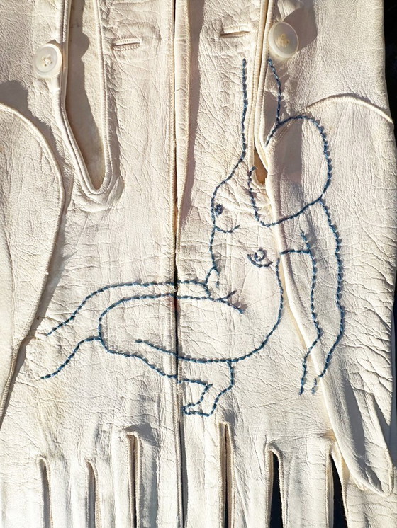 Image 1 of Tableau vintage "broderie sur gants de cuir" cadre ovale en bois doré par Sophie Lecha