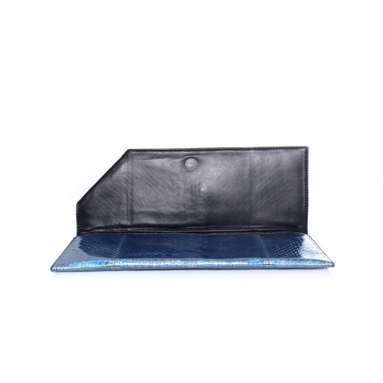 Image 1 of Maison Du Posh, pochette con anello a nocca in pelle di serpente con rivestimento metallico.
