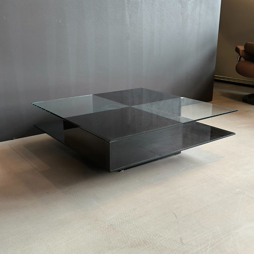 Couchtisch aus Glas mit schwarzen Fächern