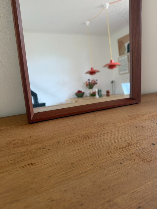 Bellissimo specchio vintage danese in teak con bordi smussati e graziosi dettagli in ottone.