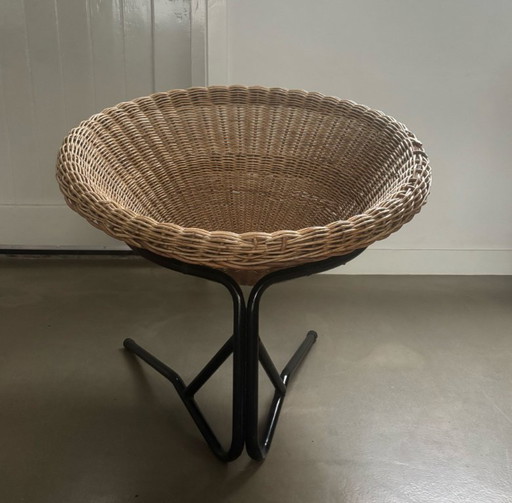 Fauteuil lounge, structure en métal noir, panier en rotin, Rohé Noordwolde, années 1950