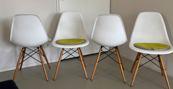 Image 1 of 4x Vitra eames dsw stoelen met seat dots kussens