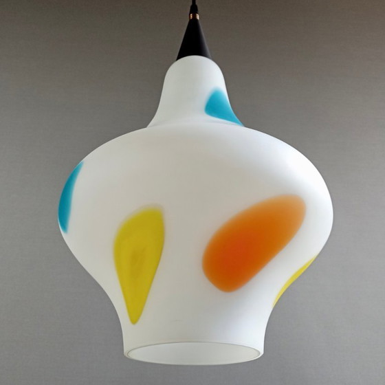 Image 1 of Grande lampada a sospensione Stilnovo a una luce in opalina e inclusioni colorate. Italia, anni '50