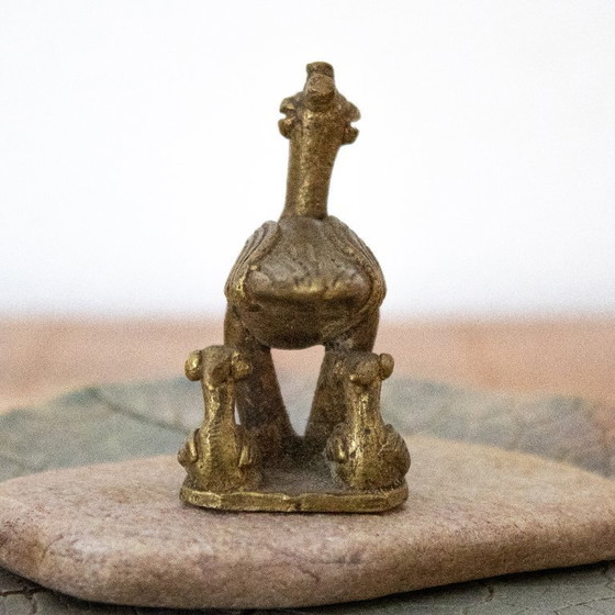 Image 1 of Peso per bilancia antico in ottone, serpentario africano con pulcini