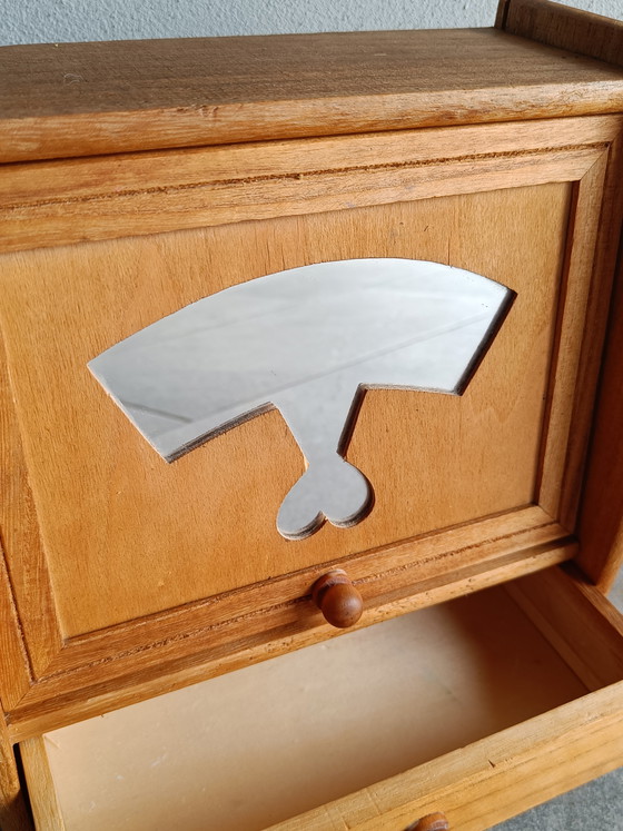 Image 1 of Klein houten wandkastje met spiegeldeur en lade, Italië, jaren 80